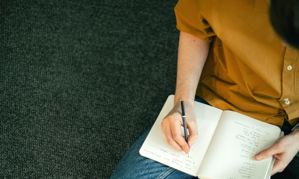 Symbolbild: Mann macht Notizen; Bild: Ivan Samkov/pexels