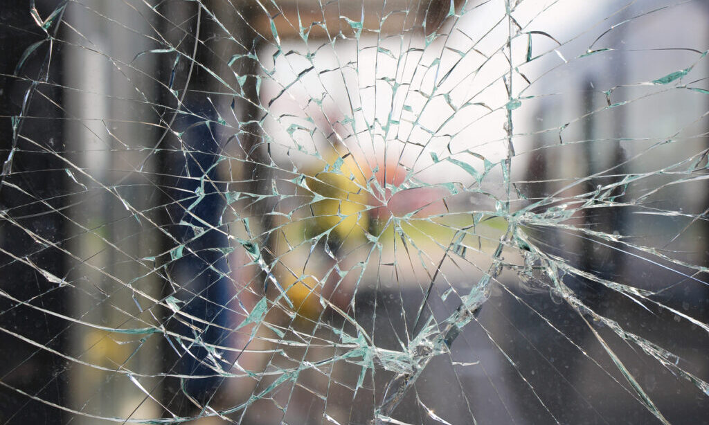 Zerbrochene Fensterscheibe; Bild: ivansmuk/ iStock